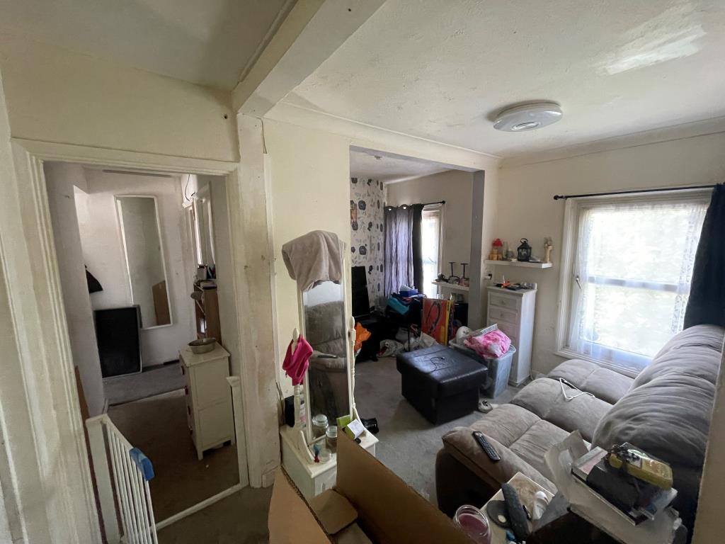Lot: 157 - RESIDENTIAL INVESTMENT WITH POTENTIAL FOR ADDITIONAL LETTING ROOMS - Top floor living room/bedroom